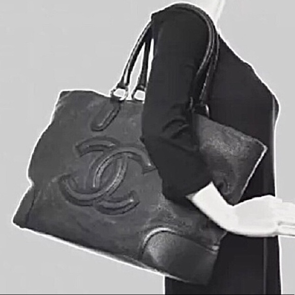 CHANEL Handbags - 💎STUNNING💎 CC LEATHER CHANEL ZIPPER TOTE